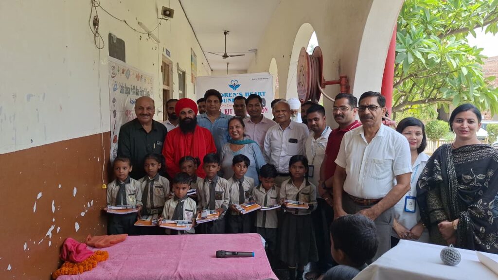 सिरसा के लाला जगन्नाथ जैन पब्लिक स्कूल में बच्चों को बांटे गए स्कूल बैग, संत बाबा ब्रह्मदास महाराज ने दिया आशीर्वाद