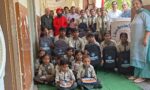 सिरसा के स्कूल में बच्चों को बांटे गए स्कूल बैग, संत ब्रह्मदास महाराज ने दिया आशीर्वाद