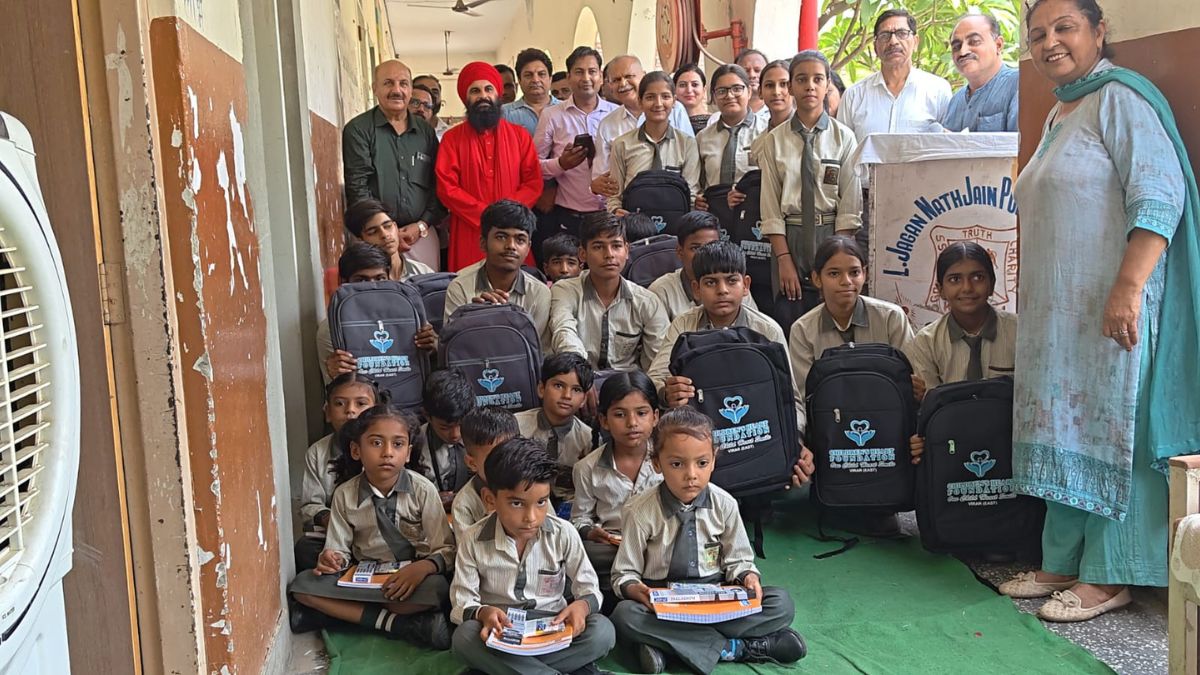 सिरसा के स्कूल में बच्चों को बांटे गए स्कूल बैग, संत ब्रह्मदास महाराज ने दिया आशीर्वाद
