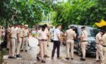 चरखी दादरी: सिटी थाने के सामने 30 राउंड फायरिंग, 7 घायल — 6 पुलिसकर्मी सस्पेंड