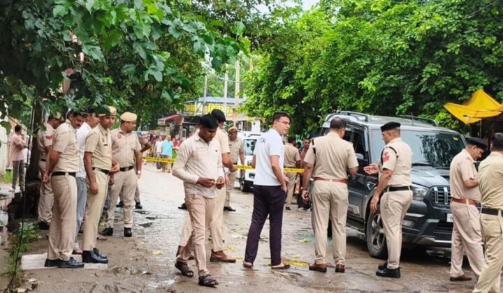 चरखी दादरी: सिटी थाने के सामने 30 राउंड फायरिंग, 7 घायल — 6 पुलिसकर्मी सस्पेंड