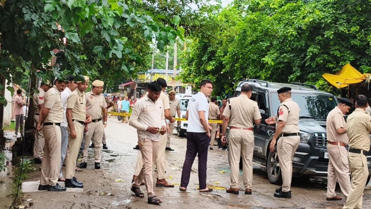 चरखी दादरी: सिटी थाने के सामने 30 राउंड फायरिंग, 7 घायल — 6 पुलिसकर्मी सस्पेंड