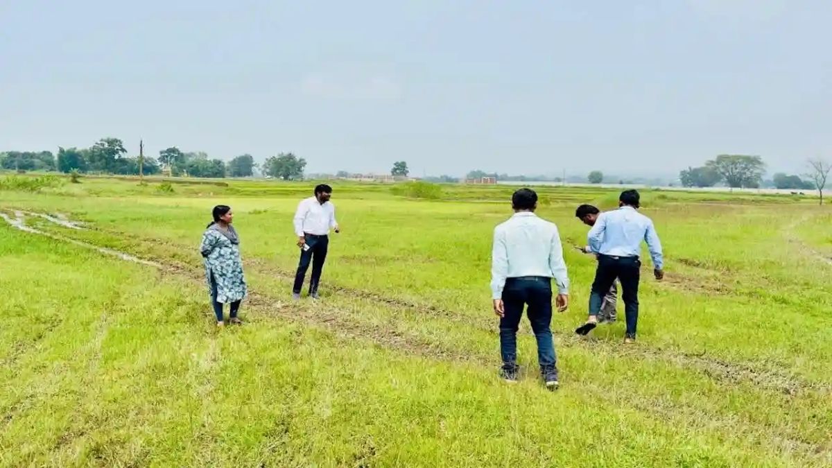 हरियाणा में पटवारियों के साथ खेतों में Digital Crop Survey की जांच करते राजस्व अधिकारी