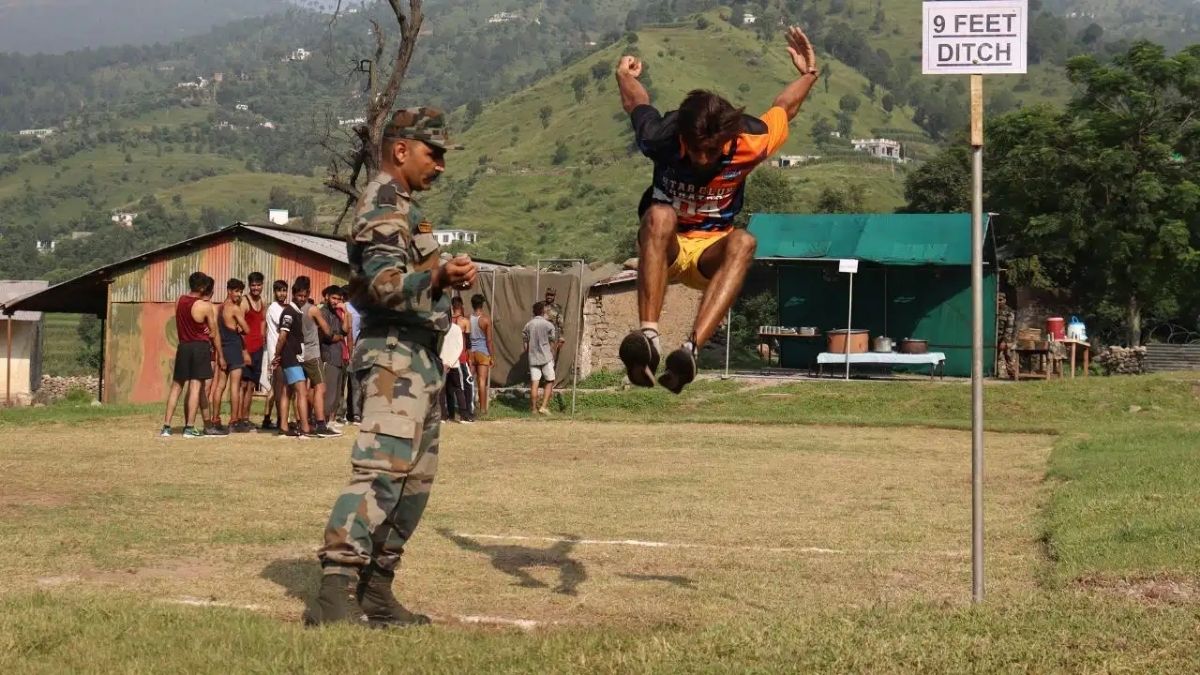 भिवानी के भीम स्टेडियम में अग्निवीर भर्ती रैली में भाग लेते हरियाणा के युवा