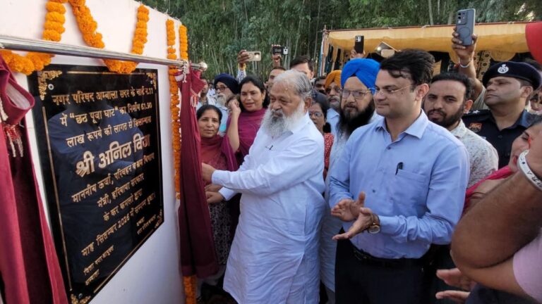 अंबाला के चंदपुरा में छठ पूजा घाट के निर्माण का शिलान्यास करते अनिल विज