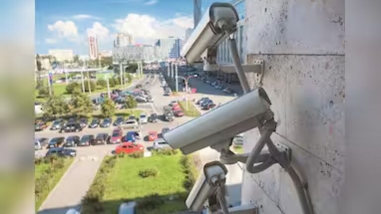 हरियाणा में मुख्य सड़क और सार्वजनिक स्थान की निगरानी करता CCTV कैमरा