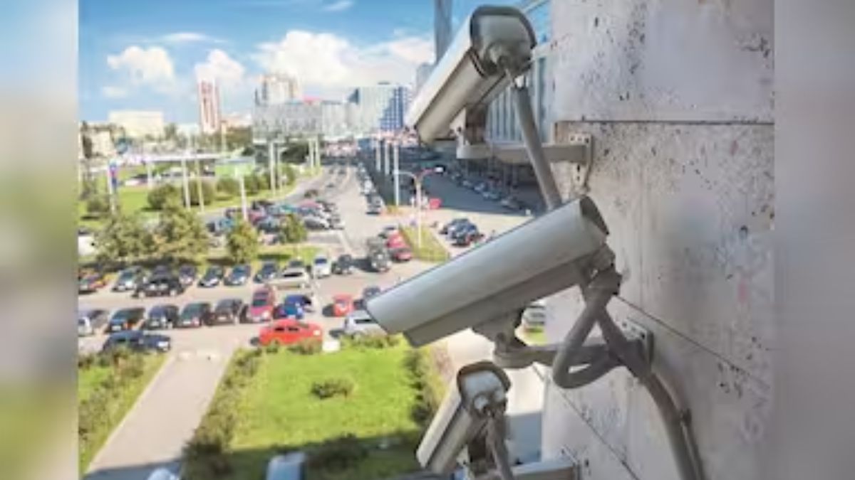 हरियाणा में मुख्य सड़क और सार्वजनिक स्थान की निगरानी करता CCTV कैमरा