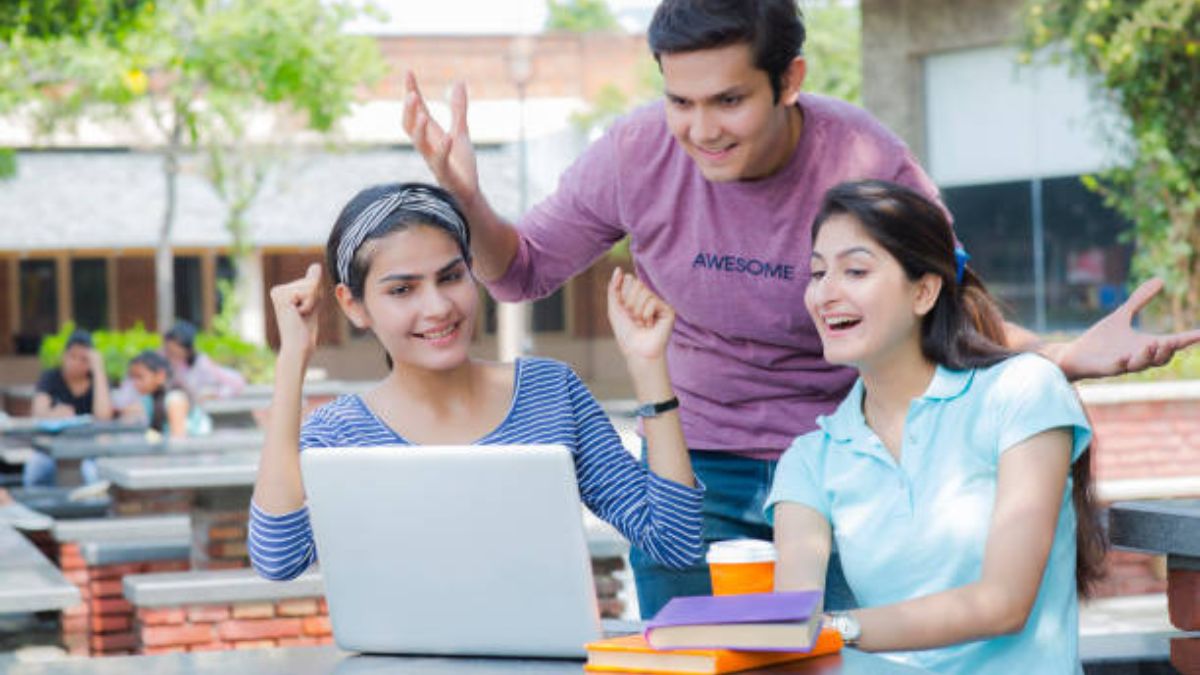 हरियाणा में यूजी-पीजी कॉलेज एडमिशन के लिए ऑनलाइन आवेदन करते विद्यार्थी