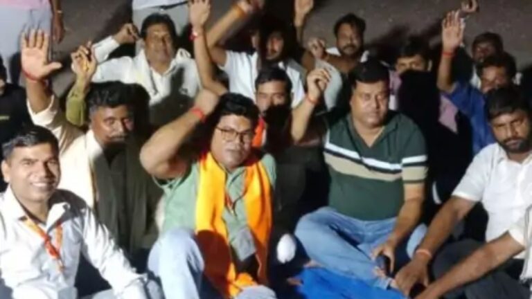 शाहाबाद किसान आंदोलन के विरोध में बरेली में पीलीभीत हाईवे किनारे धरना