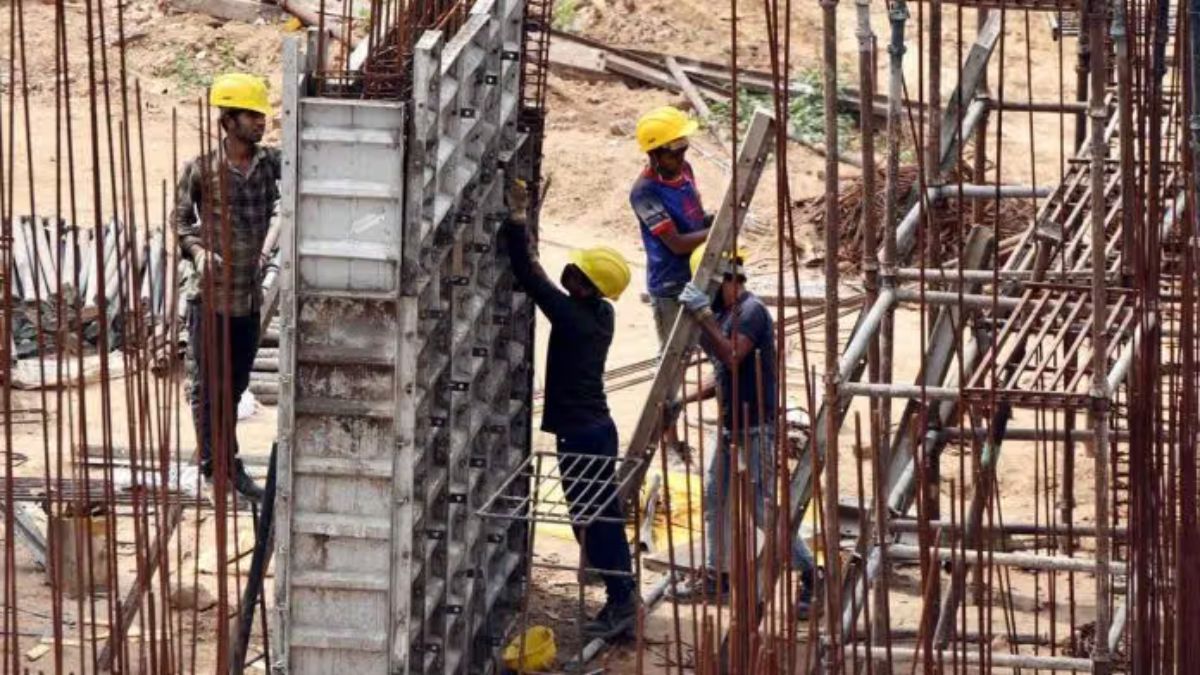 हरियाणा में सरकारी निर्माण कार्य की गुणवत्ता जांच करते इंजीनियर