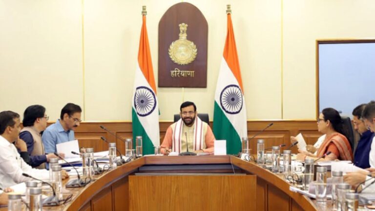 हरियाणा नवाचार योजना को मंजूरी देते मुख्यमंत्री नायब सिंह सैनी