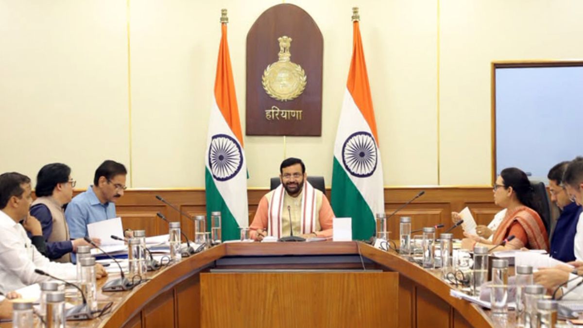 हरियाणा नवाचार योजना को मंजूरी देते मुख्यमंत्री नायब सिंह सैनी