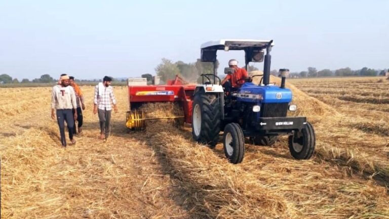 हरियाणा में धान की पराली का मशीन से प्रबंधन करते किसान