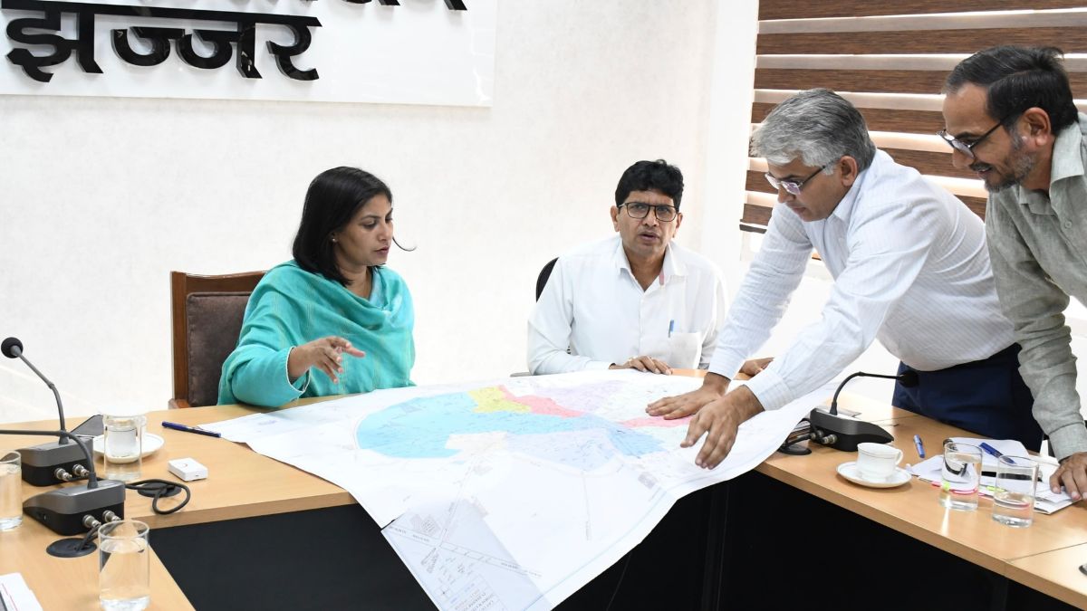 झज्जर शहर में जलनिकासी और ड्रेनेज व्यवस्था सुधारने को लेकर समीक्षा बैठक