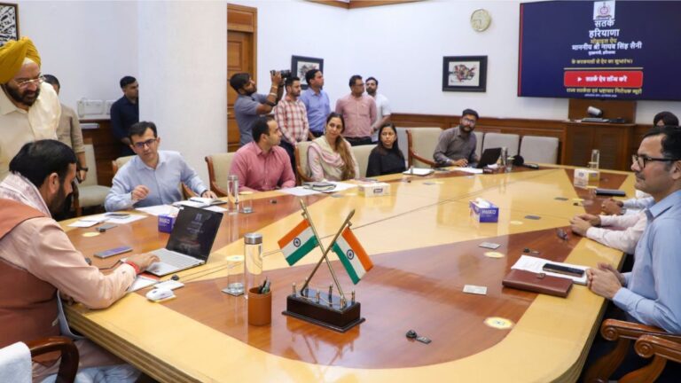 हरियाणा में सतर्क-हरियाणा मोबाइल ऐप लॉन्च करते मुख्यमंत्री नायब सिंह सैनी