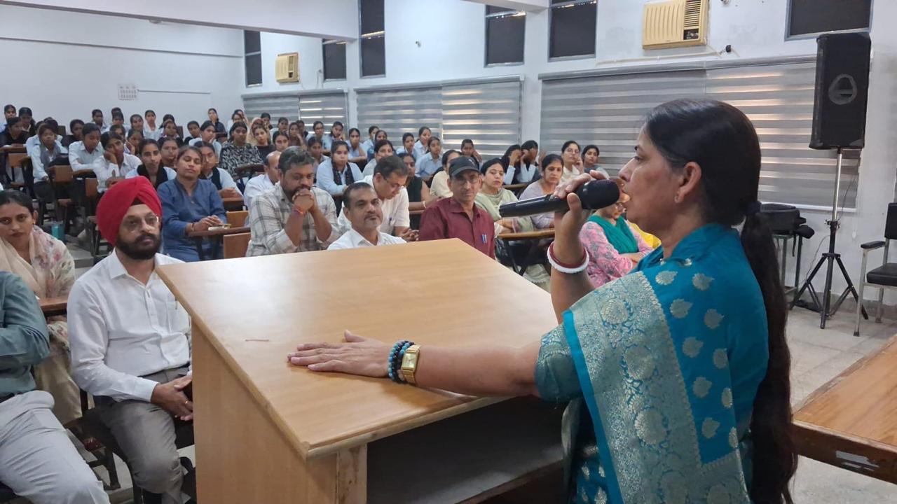 सिरसा महिला पॉलिटेक्निक में छात्राओं से संवाद करती महिला आयोग की उपाध्यक्ष मीना परमार