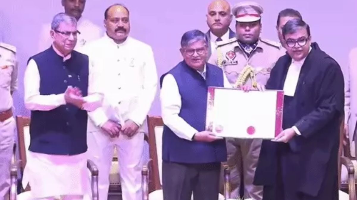 जस्टिस अश्विनी कुमार मिश्रा ने पंजाब एवं हरियाणा हाई कोर्ट के चीफ जस्टिस की शपथ ली। जानें उनकी पढ़ाई, वकालत, न्यायिक करियर और Acting CJ से Chief Justice बनने तक का सफर।