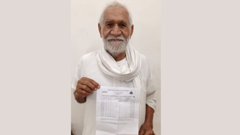 सिरसा के 85 वर्षीय पूर्व सैनिक लालचंद गोदारा एमए की डिग्री हासिल करने के बाद