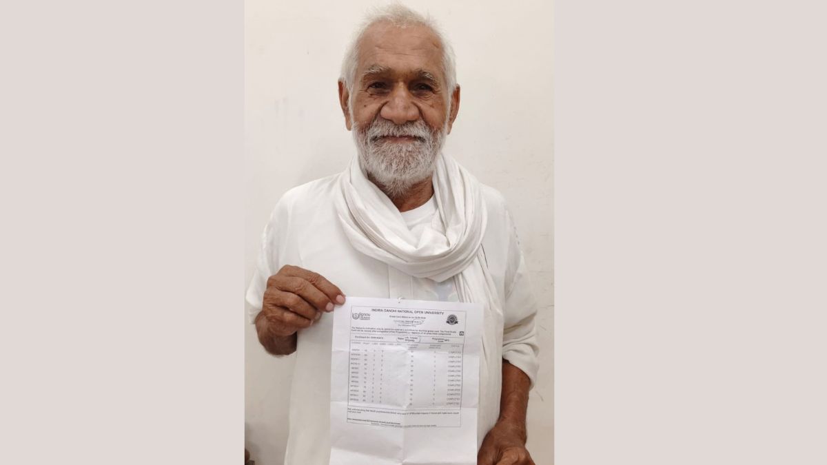 सिरसा के 85 वर्षीय पूर्व सैनिक लालचंद गोदारा एमए की डिग्री हासिल करने के बाद