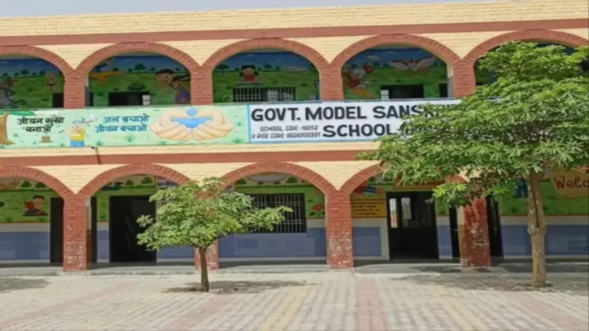हरियाणा के सरकारी प्राथमिक स्कूल में पढ़ते विद्यार्थी