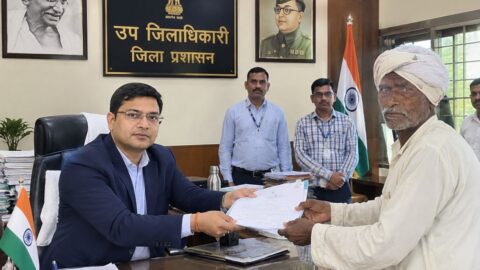 हरियाणा राजस्व विभाग का आदेश, दोहलीदार जमीन मालिकाना हक के कागज देते हुए की एआई से बनी सांकेतिक फोटो