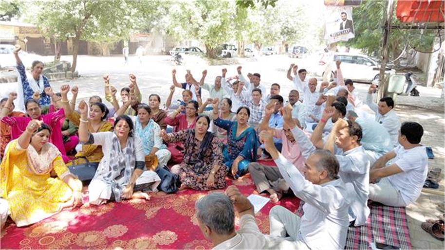 गुरुग्राम में गेस्ट टीचरों ने नियमितीकरण की मांग को लेकर एक दिवसीय सत्याग्रह किया।