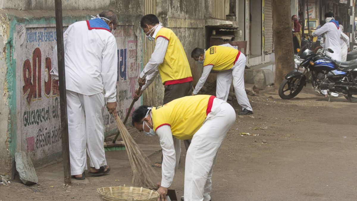 हरियाणा में सफाई कर्मचारी सड़क की सफाई करते हुए
