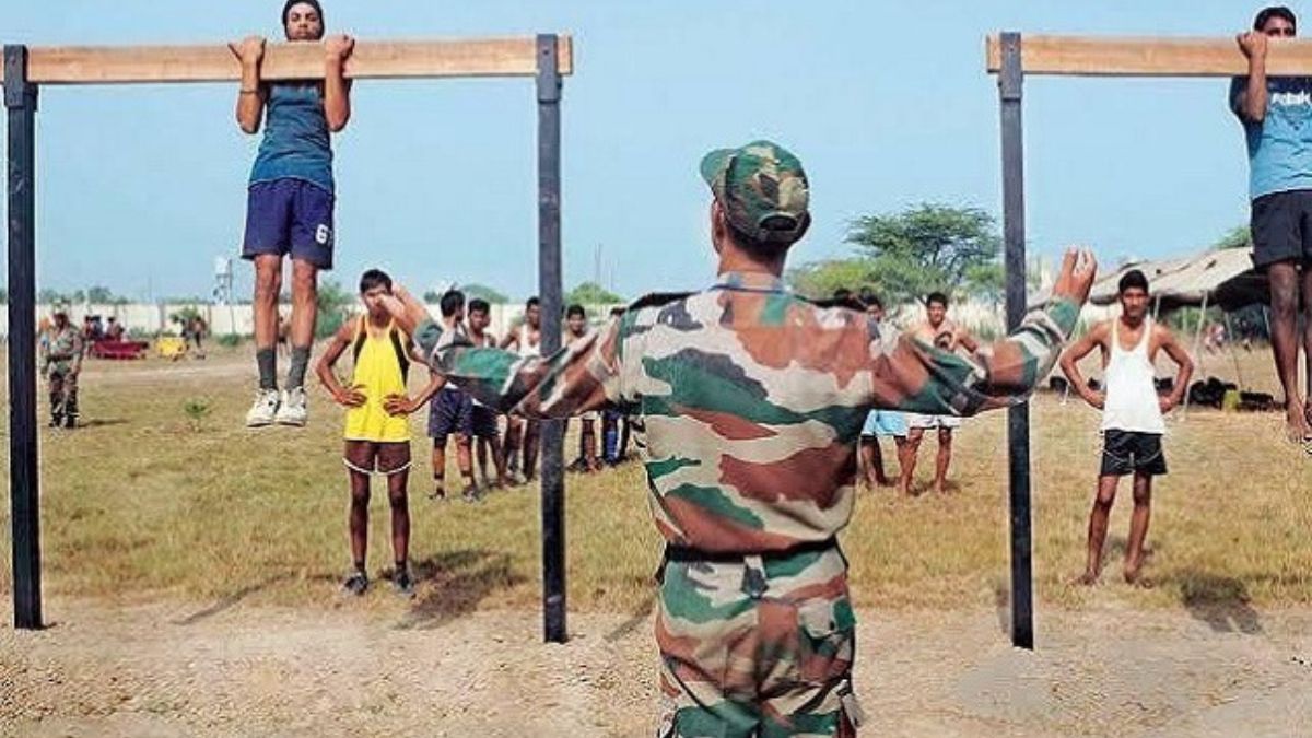 हिसार में अग्निवीर भर्ती रैली के दौरान सेना भर्ती प्रक्रिया में शामिल अभ्यर्थी