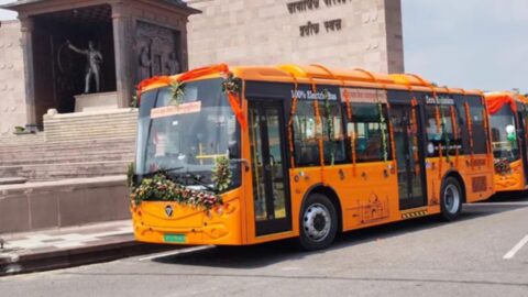 रेवाड़ी रोडवेज डिपो में खड़ी इलेक्ट्रिक बस, यात्री सुविधा