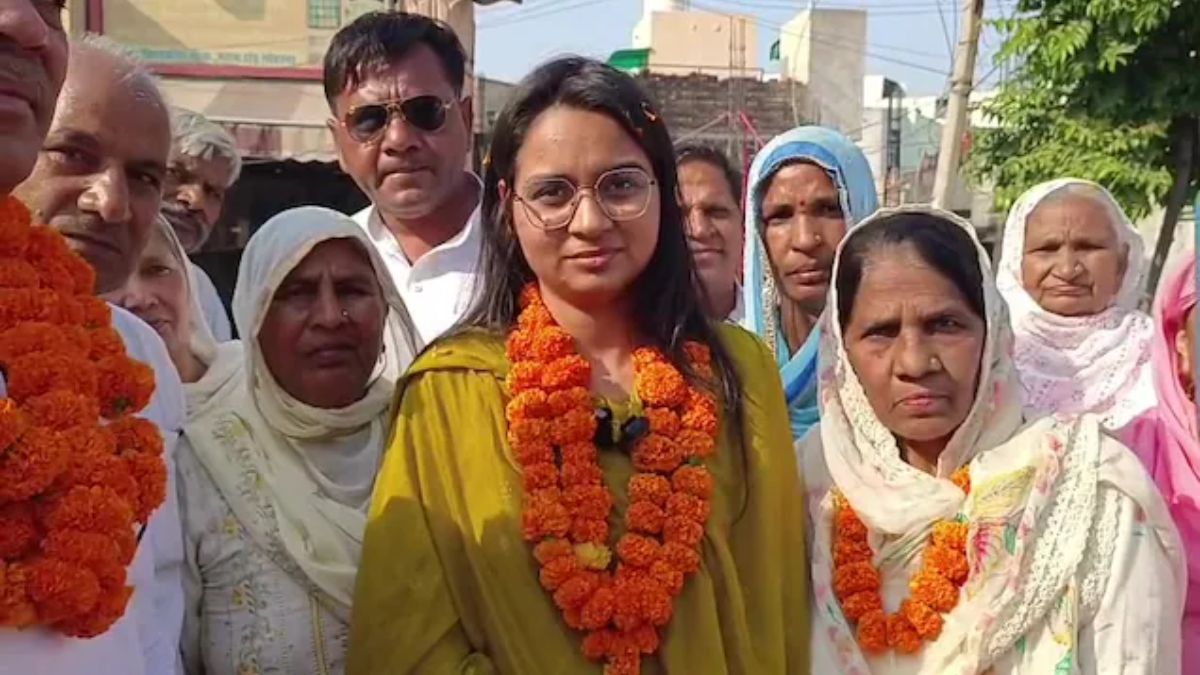 SDM बनकर गांव लौटी बेटी ईशा पंचाल चांदी का मुकुट पहनाकर किया जोरदार वेलकम