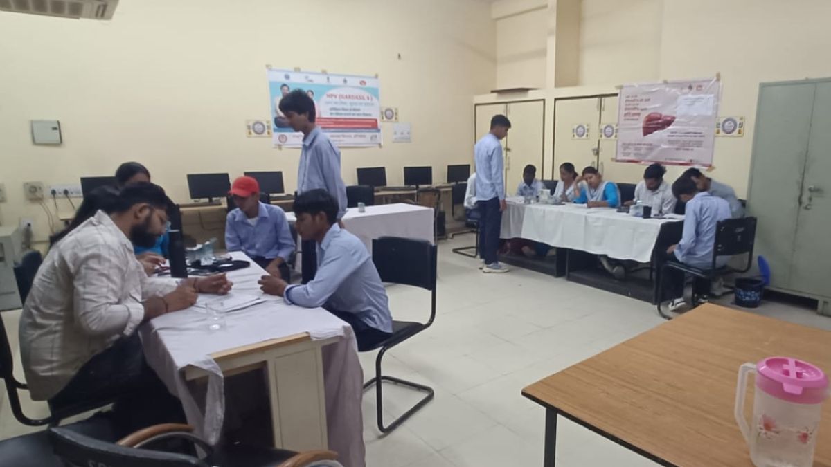 सिरसा के सनातन धर्म मंदिर में रविवार को फ्री हेल्थ कैंप लगेगा। Fortis Mohali के हार्ट, हड्डी, यूरोलॉजी और न्यूरो विशेषज्ञ परामर्श देंगे, जबकि ECG, BP, शुगर और यूरोफ्लोमेट्री जांच मुफ्त होगी।
