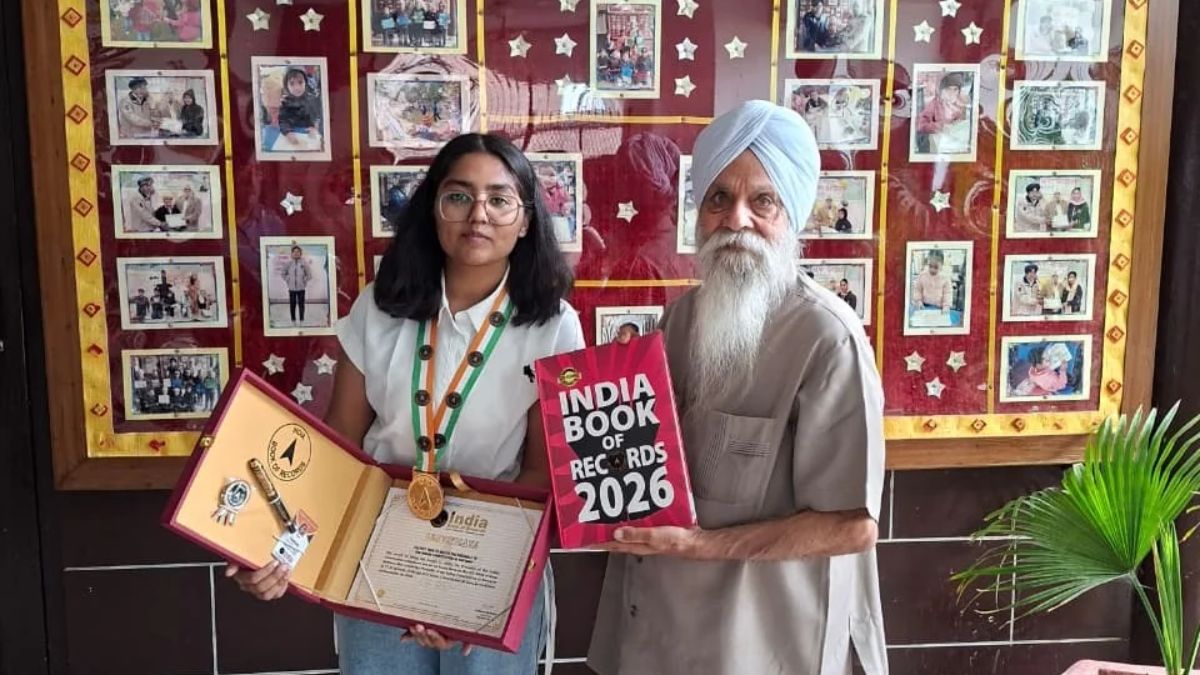 सिरसा की स्नेहा इंडिया बुक ऑफ रिकॉर्ड्स में नाम दर्ज करवाने के बाद सम्मान पत्र के साथ