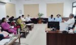 जिले में ठोस कचरा प्रबंधन व्यवस्था को मजबूत करने और पर्यावरण नियमों की पालना सुनिश्चित करने के लिए मंगलवार को उपायुक्त महेंद्र पाल की अध्यक्षता में संबंधित विभागों के अधिकारियों की बैठक आयोजित की गई।