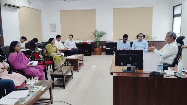 जिले में ठोस कचरा प्रबंधन व्यवस्था को मजबूत करने और पर्यावरण नियमों की पालना सुनिश्चित करने के लिए मंगलवार को उपायुक्त महेंद्र पाल की अध्यक्षता में संबंधित विभागों के अधिकारियों की बैठक आयोजित की गई।
