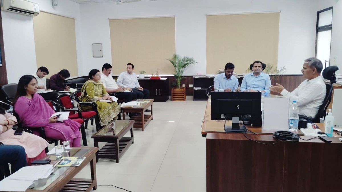 जिले में ठोस कचरा प्रबंधन व्यवस्था को मजबूत करने और पर्यावरण नियमों की पालना सुनिश्चित करने के लिए मंगलवार को उपायुक्त महेंद्र पाल की अध्यक्षता में संबंधित विभागों के अधिकारियों की बैठक आयोजित की गई।