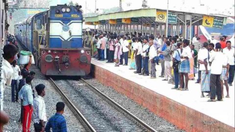 यमुनानगर-जगाधरी रेलवे स्टेशन पर खड़ी त्योहार स्पेशल ट्रेन