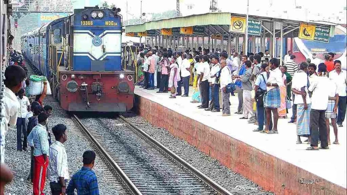 यमुनानगर-जगाधरी रेलवे स्टेशन पर खड़ी त्योहार स्पेशल ट्रेन