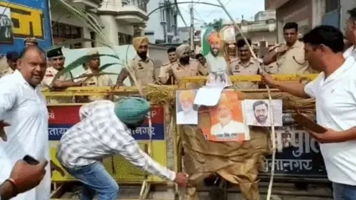 यमुनानगर के रादौर में गन्ने के भाव को लेकर प्रदर्शन करते किसान
