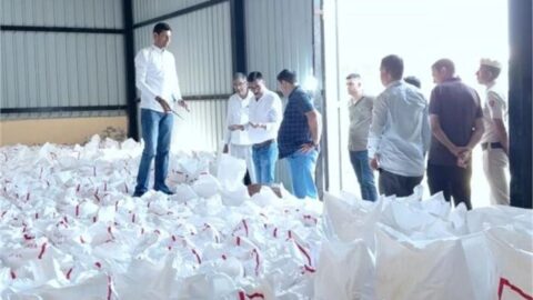 हांसी के पास रामपुर गांव में गोदाम से मिले यूरिया के कट्टे।