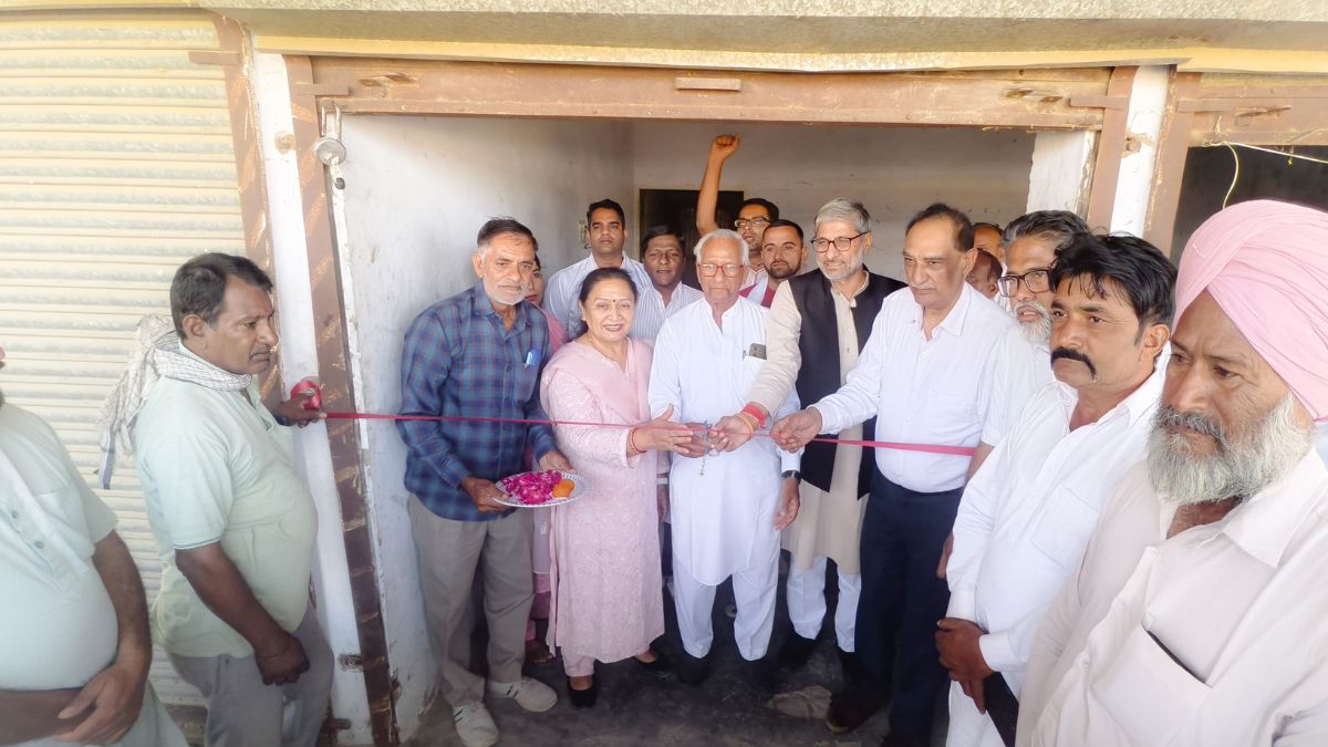 सिरसा के ओढ़ां में सरकारी बीज बिक्री केंद्र शुरू हो गया है। नई अनाज मंडी की दुकान नंबर 15 पर खुला केंद्र किसानों को स्थानीय स्तर पर प्रमाणित बीज उपलब्ध कराने के लिए शुरू किया गया है।