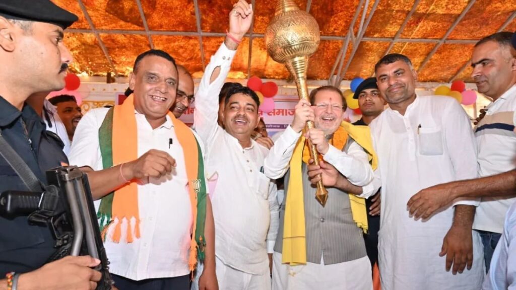 डॉ. अरविंद शर्मा सोमवार को सांपला के भगवान परशुराम भवन में अपने जन्मदिन पर आयोजित कार्यक्रम