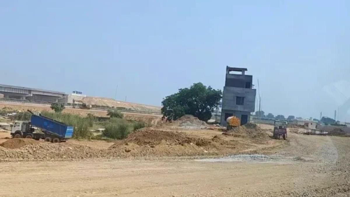 नोएडा इंटरनेशनल एयरपोर्ट के लिए बन रहे ग्रीनफील्ड एक्सप्रेसवे पर मोहना गांव के पास निर्माणाधीन टोल प्लाजा, जहाँ से फरीदाबाद और बल्लभगढ़ के लोगों को गुजरना होगा।