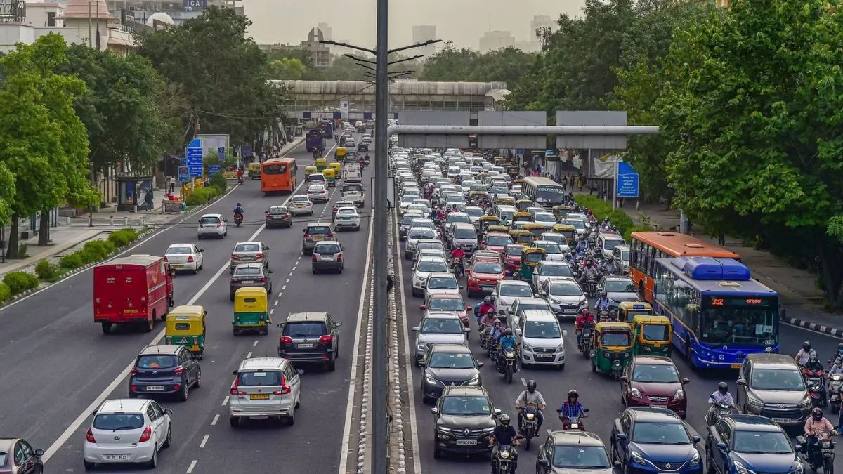 रोहतक में आयु सीमा पूरी कर चुके 7,667 पेट्रोल और डीजल वाहन चिन्हित किए गए हैं। वाणिज्यिक वाहन मालिकों को दिया गया समय खत्म हो चुका है और अब परिवहन विभाग कार्रवाई की तैयारी में है।