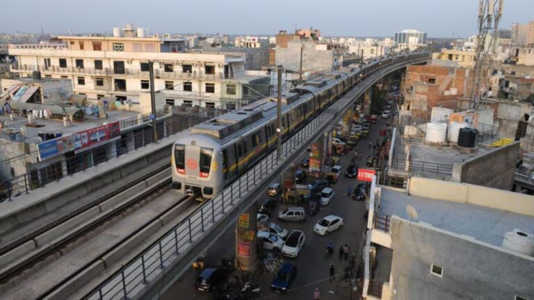 रोहतक-सांपला मेट्रो पर अरविंद शर्मा ने बड़ा अपडेट दिया है। केंद्रीय मंत्री के सामने मांग उठाई गई। जानें बहादुरगढ़-सांपला मेट्रो का मौजूदा स्टेटस और कब शुरू होगा काम।