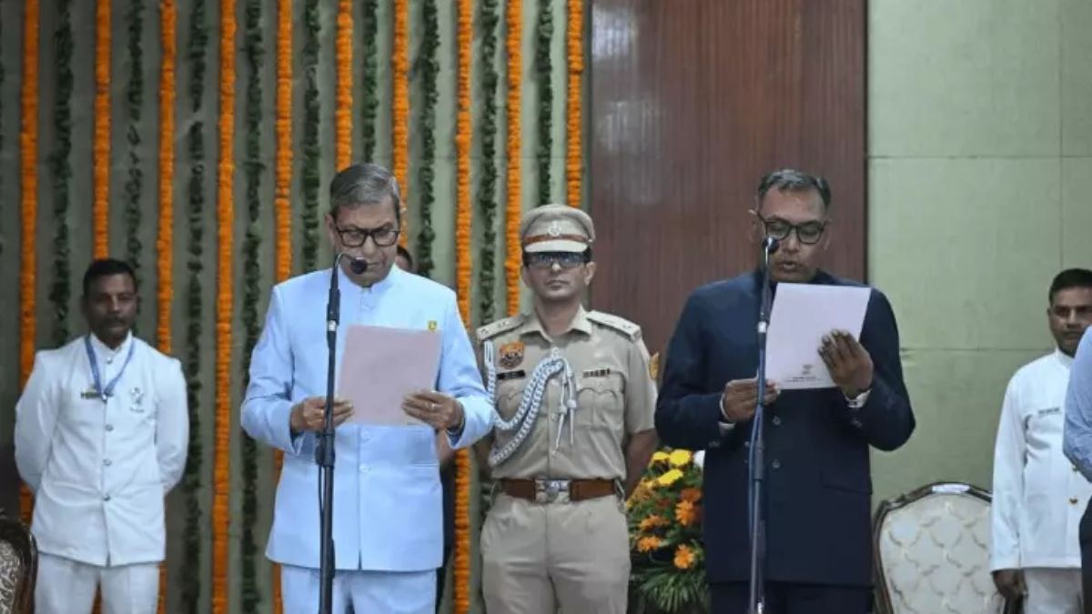 हरियाणा के राज्यपाल द्वारा HPSC के नए चेयरमैन सतीश सैनी को शपथ दिलाते हुए